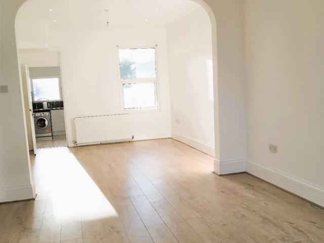 3 Bed Semi Detached House, Temple Road, TW3