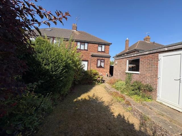 3 bed semi detached house to rent in granby road, luton, lu4