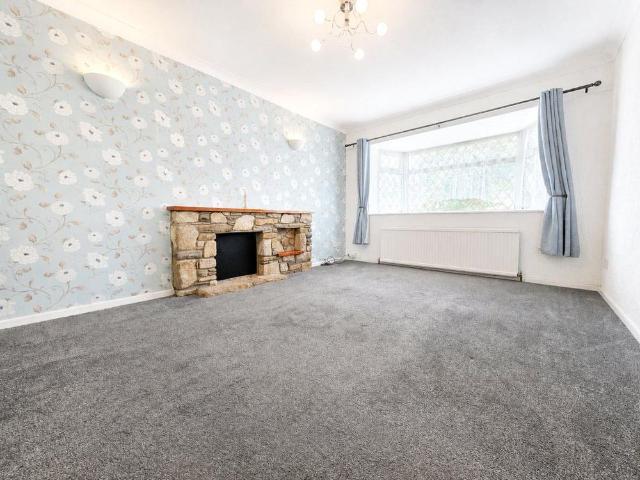 3 bed semi detached house to rent in Graysons Close, Rayleigh, Essex, SS6