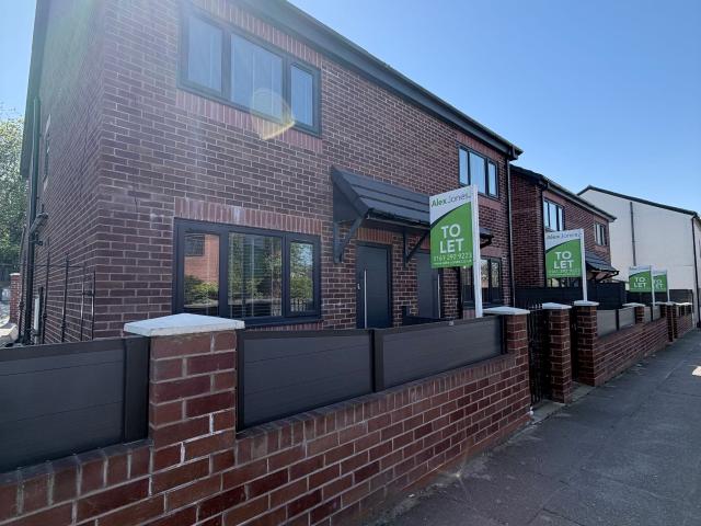 3 bed semi detached house to rent in High Street, Stalybridge, SK15