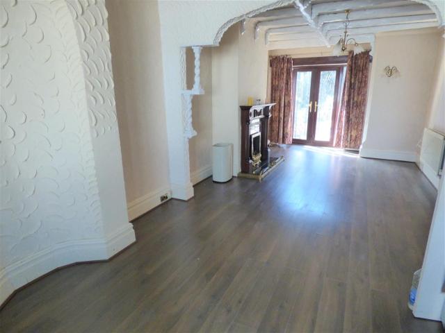 3 bed semi detached house to rent in Park Drive, Ilkeston. DE7 5NR