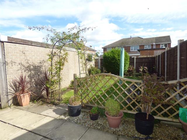 3 bed semi detached house to rent in Peakdale Close, Long Eaton, NG10 3PH