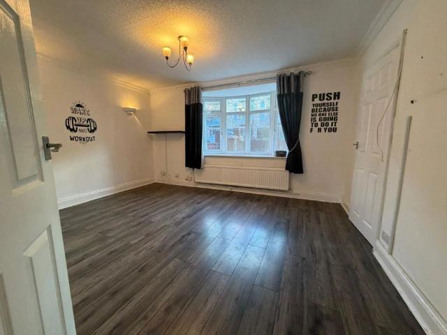 3 bed semi detached house to rent in Prestwick Road, Watford, WD19