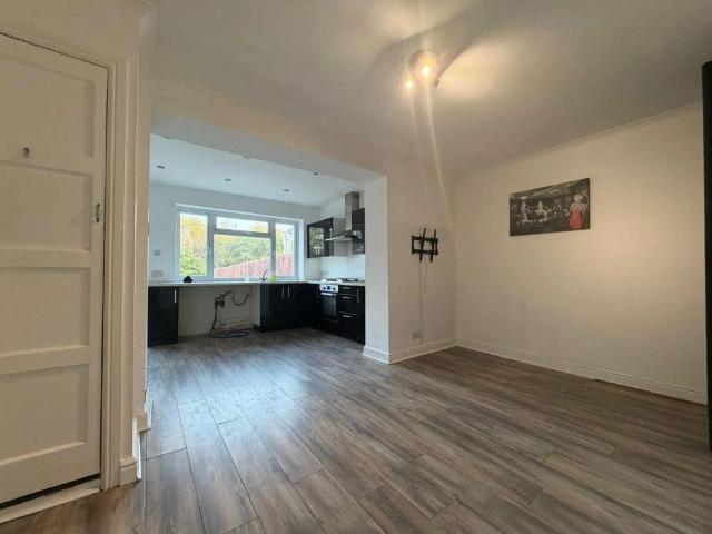 3 bed semi detached house to rent in Prestwick Road, Watford, WD19