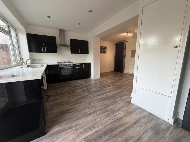 3 bed semi detached house to rent in prestwick road, watford, wd19
