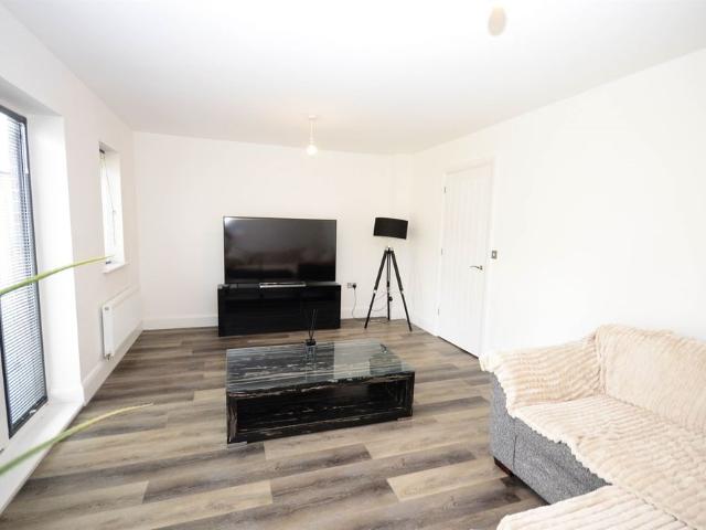3 bed semi detached house to rent in Robin Close, Hebburn, NE31