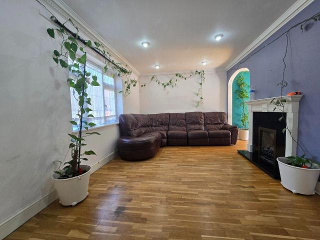 3 bed semi detached house to rent in Watford, WD19