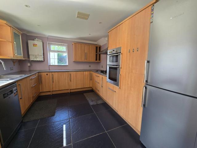3 bed semi detached house to rent in watford, wd19