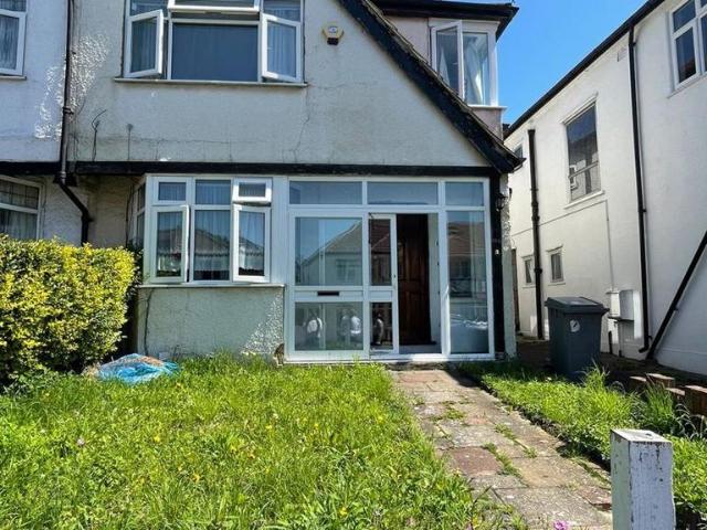 3 Bed Semi Detached House, Wembley. 3 bed semi detached house to rent £2,400 pcm £554 pw