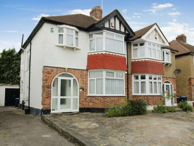3 bed Semi detached in Gloucester Gardens, Cockfosters, EN4 0QP