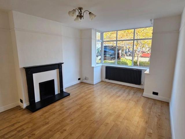 3 bed Semi detached in Worplesdon Road, Guildford, GU2 9RS