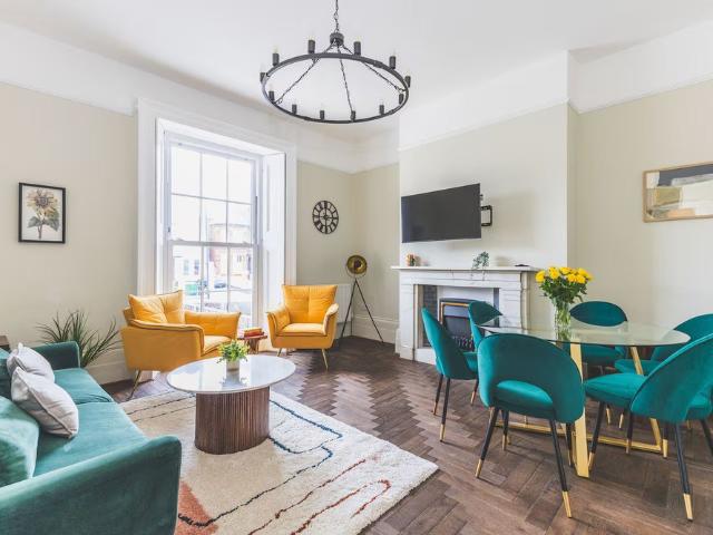 3 bed | Sleeps 7 | Private Parking |Great Location