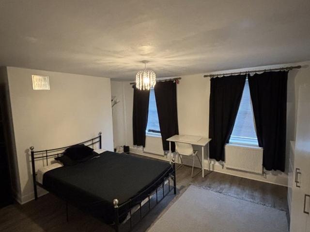 3 Bed Split Level Flat Wifi Included