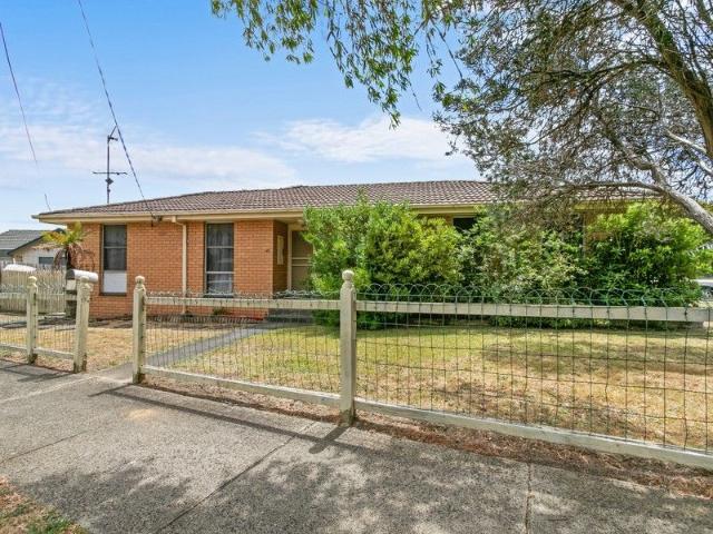 3 BEDDER IN A CORNER BLOCK!
