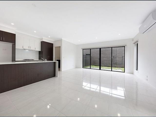 3 Bedroom, 3 Bathroom, 2 Carpark Townhouse!