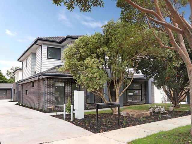 3 Bedroom, 3 Bathroom, 2 Carpark Townhouse!