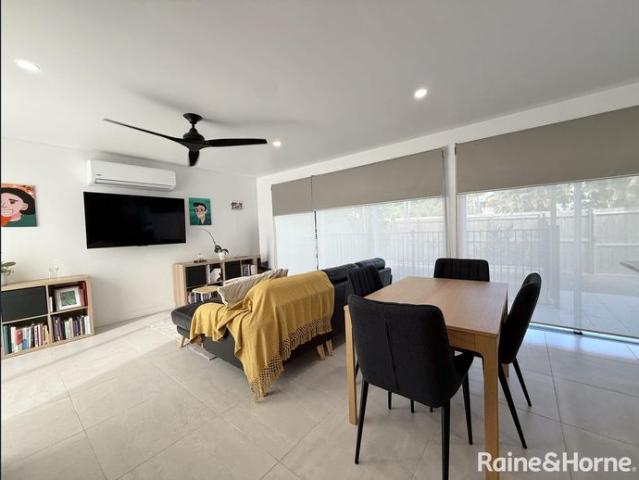 3 BEDROOM: 3 BATHROOM: TOWNHOUSE: FULLY FURNISHED: POOL