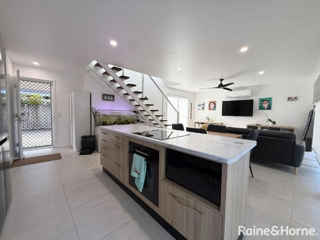 3 BEDROOM: 3 BATHROOM: TOWNHOUSE: FULLY FURNISHED: POOL