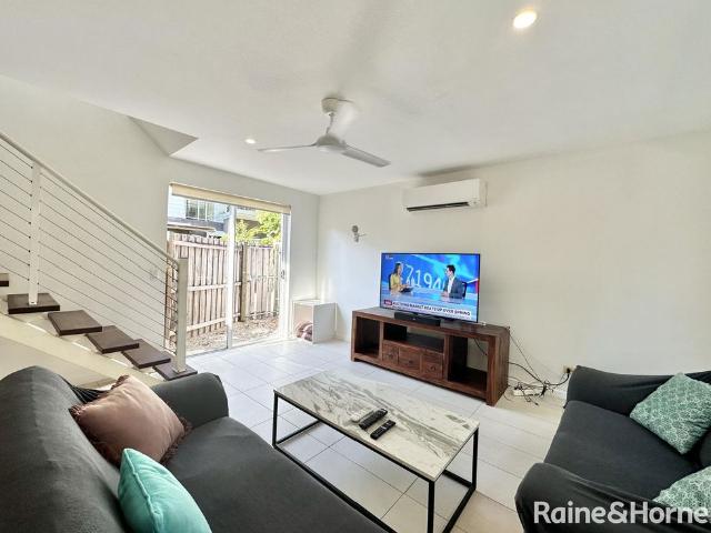 3 BEDROOM: 3 BATHROOM: SEMI FURNISHED: POOL