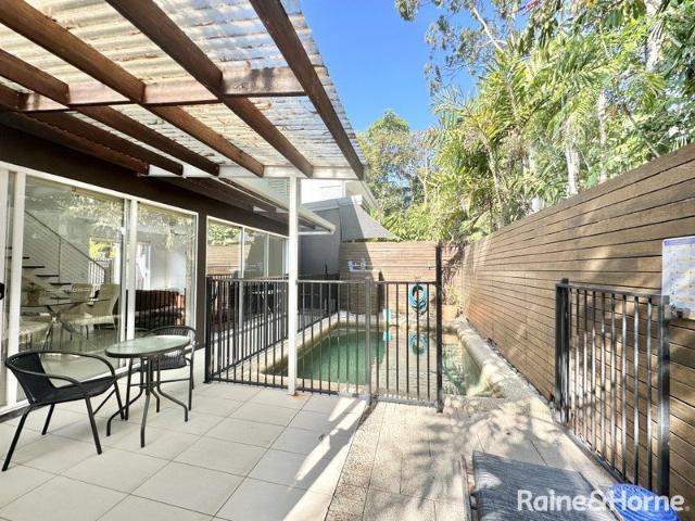 3 BEDROOM: 3 BATHROOM: SEMI FURNISHED: POOL