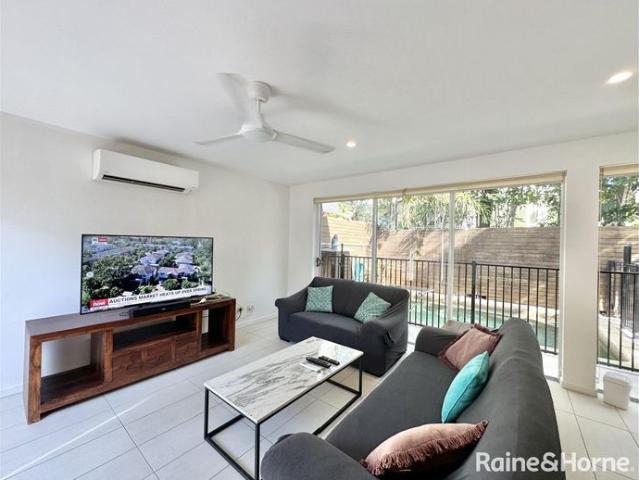 3 BEDROOM: 3 BATHROOM: SEMI FURNISHED: POOL