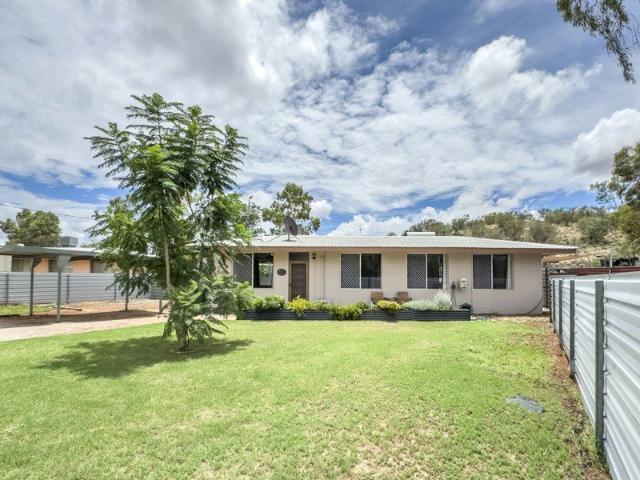 3 BEDROOM, 1 BATHROOM UNIT IN ARALUEN WITH LARGE YARD