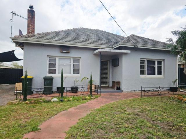 3 Bedroom, 1 Bathroom Brick & Tile Cottage in centre of town