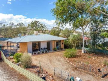 House to rent in Alice Springs County - Garden