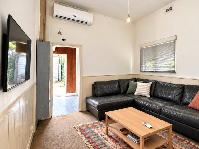3 BEDROOM 2 TOILETS 1 SHOWER FULLY FURNISHED COMPACT HOUSE IN BALACLAVA WITH BACKYARD+BBQ INCLUDED  WALKABLE TO CHAPEL& CARLISLE ST&ST KILDA BEACH!