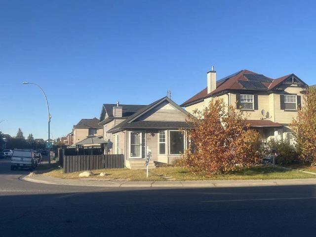 3 Bedroom 2 Bath House with Developed Basement on Corner Lot — 3 Bedrooms House