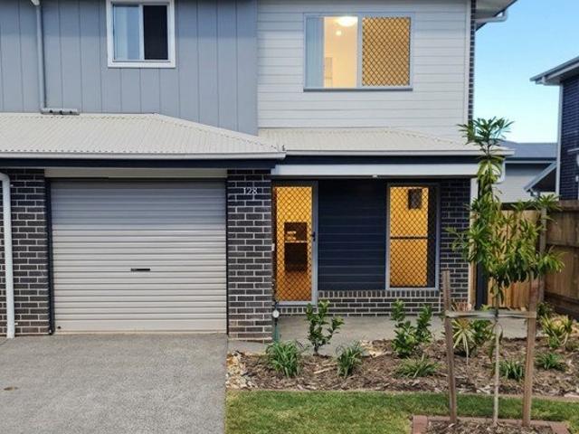 3 BEDROOM 2 BATH TOWNHOUSE WITH DUCTED AIR