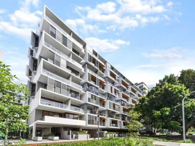 3 bedroom 2 bathroom 1 carspace split level apartment in Zetland