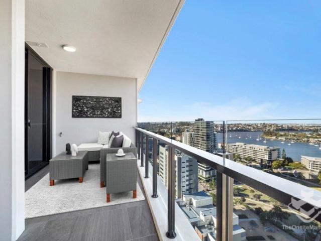 3 Bedroom 2 Bathroom 2 Car Park Sub Penthouse with River & Park Views