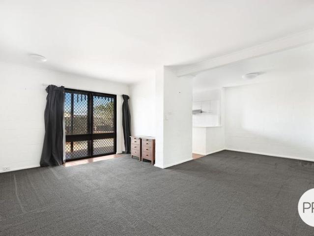 3 bedroom, 2 bathroom townhouse with pool