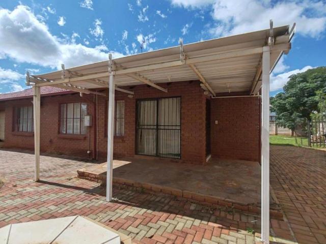 3 bedroom 2 bathroom with ensuite double garage house for rent in the orchards akasia