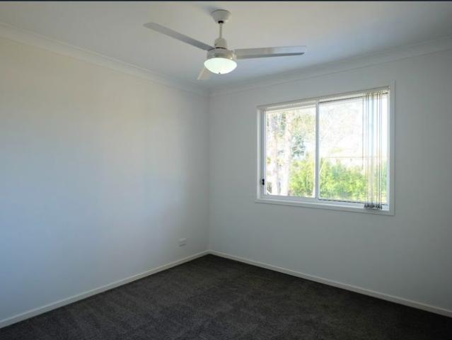 3 BEDROOM, 2 BATHROOM AIRCONDITIONED TOWNHOUSE PERFECTLY LOCATED IN CENTRAL OXLEY