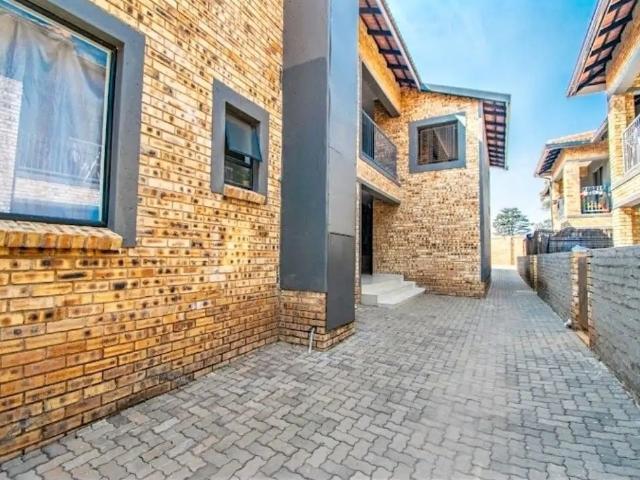 3 bedroom 2 bathroom apartment Clover Hill apartments