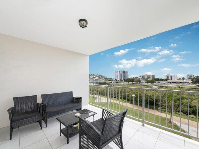 3 BEDROOM 2 BATHROOM APARTMENT IN THE CITY!