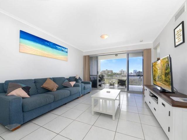 3 BEDROOM 2 BATHROOM APARTMENT IN THE CITY!
