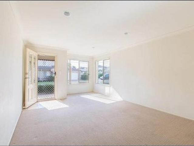 3 Bedroom, 2 Bathroom, double garage Townhouse