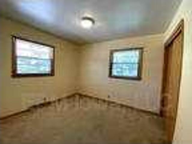 3 bedroom, 2 bathroom duplex. Parking available! Washer and dryer in basement
