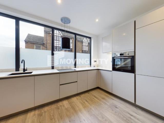 3 bedroom, 2 bathroom Duplex to rent in Chicksand Street, Whtechapel, E1 | Moving City Estate Agents