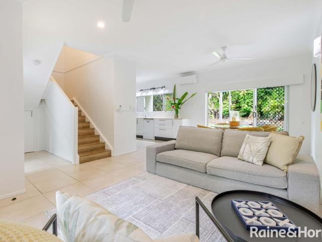 3 BEDROOM: 2 BATHROOM: FULLY FURNISHED: TOWNOUSE: POOL