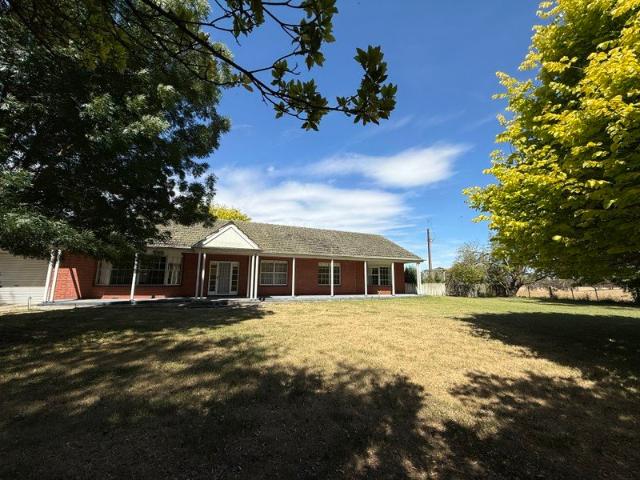 3 BEDROOM, 2 BATHROOM HOME