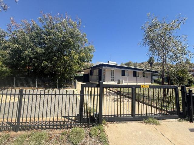 3 BEDROOM, 2 BATHROOM HOUSE IN ARALUEN WITH GARDEN OASIS