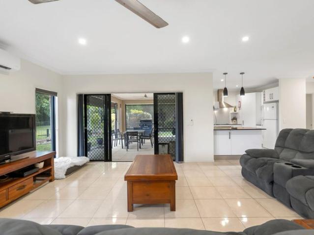 3 BEDROOM 2 BATHROOM HOUSE NEXT TO THE PARK