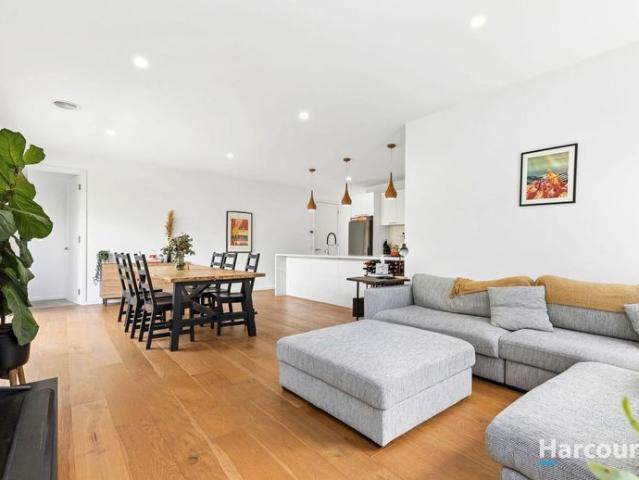 3 Bedroom, 2 bathroom, Spacious & Modern