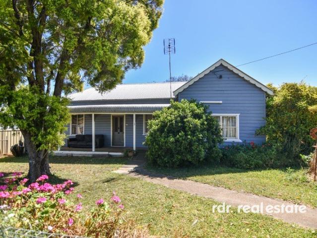 3 BEDROOM COTTAGE WITH LARGE DOUBLE LOCK UP GARAGE