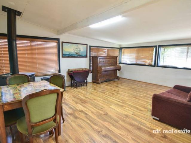 3 BEDROOM COTTAGE WITH LARGE DOUBLE LOCK UP GARAGE