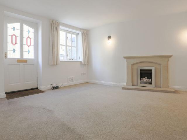 3 bedroom cottage with parking – central Stamford